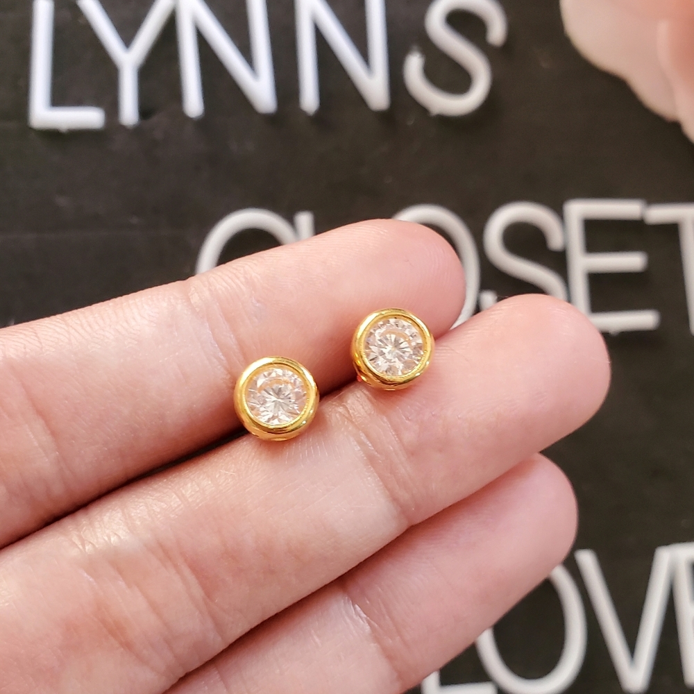 SOLD: 18K Real Saudi Gold Stud Earring - Picture 2 of 6